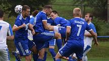 Divizní fotbalisté Slavičína (v modrém) ve 3: kole skupiny E doma přetlačili favorita z Přerova a porazili jej s novým trenérem na lavičce 1:0.