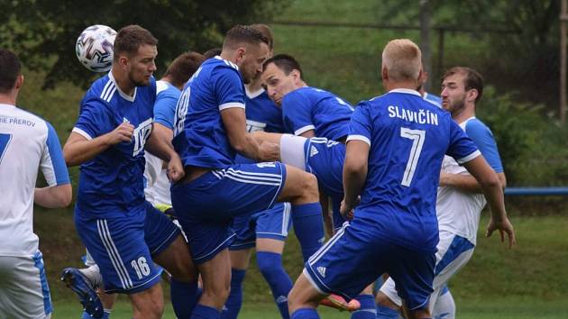 Divizní fotbalisté Slavičína (v modrém) slaví šestou výhru sezony, doma v derby zametli se Vsetínem.