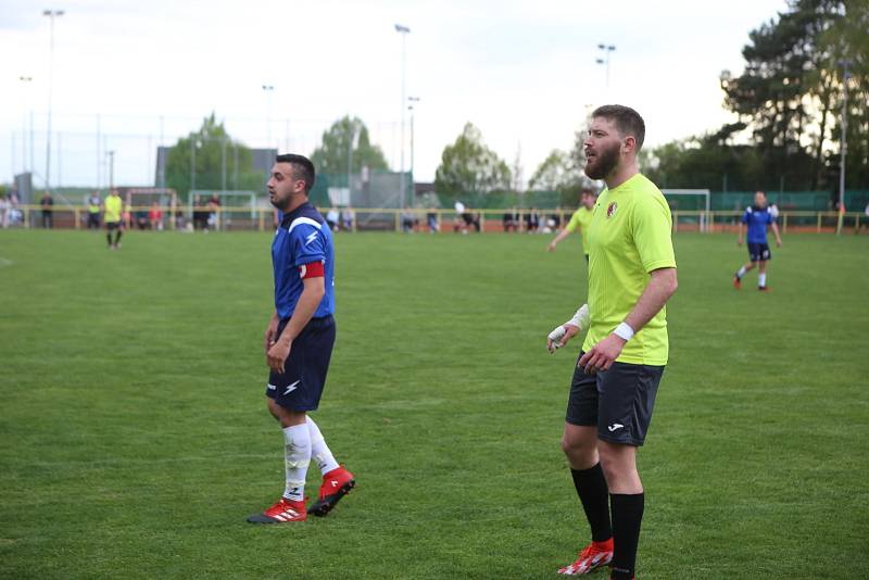 Fotbalisté Mladcové (žluté dresy) v semifinále KFS prohráli s Kateřinicemi 1:3.