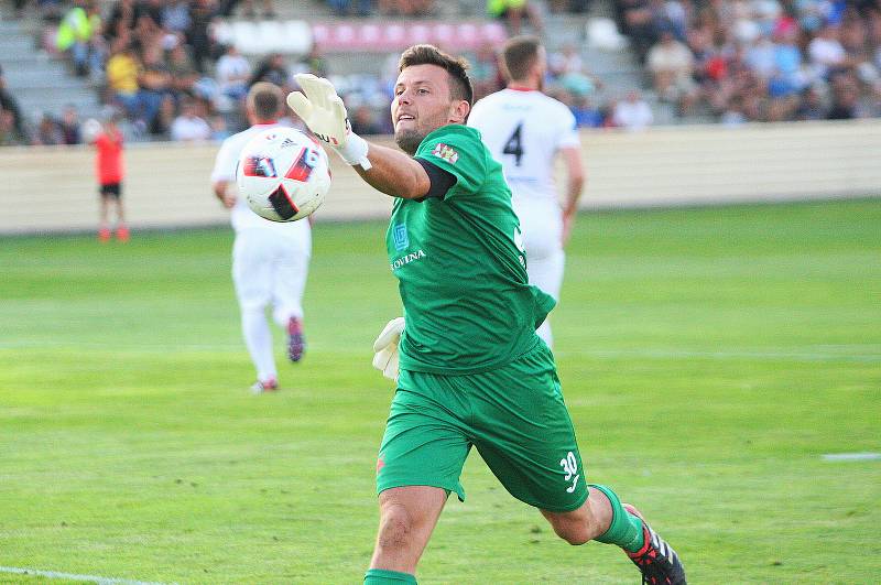 Fotbalisté třetiligové Kroměříže (v červenobílých dresech) vyzvali ve 2. kole celostátního poháru