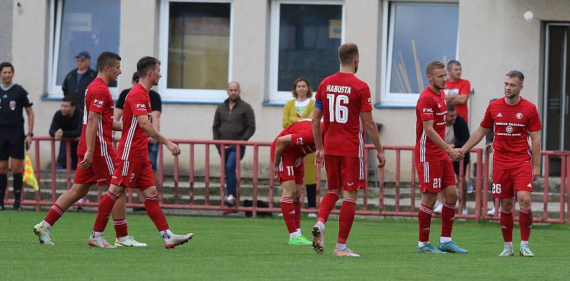 Fotbalisté Kvítkovic (modro-bílé dresy) v Mol Cupu prohráli s Třincem 1:5.