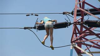 Zdrogovaná dívka vylezla na stožár vysokého napětí a chtěla skočit dolů -  Zlínský deník