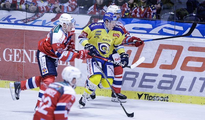 Hokejové utkání Tipsport extraligy v ledním hokeji mezi HC Dynamo Pardubice (červenobílém) a HC Aukro Berani Zlín ( ve žlutomodrém) v pardudubické Tipsport areně.