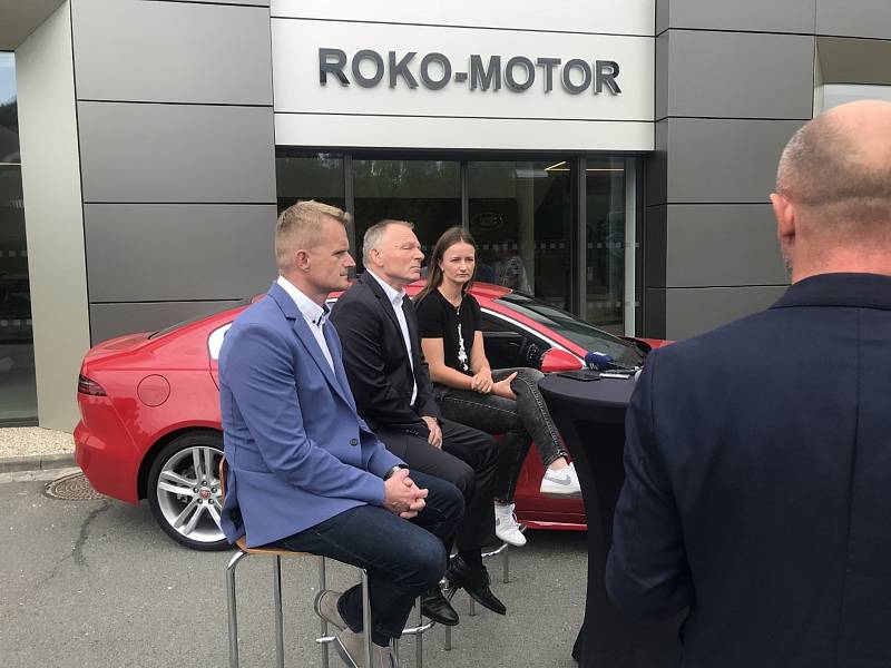 Druhá nejlepší tenistka světa a rodačka z Brna Barbora Krejčíková v pondělí převzala sponzorský vůz - automobil Jaguár od zlínské firmy Roko-Motor.