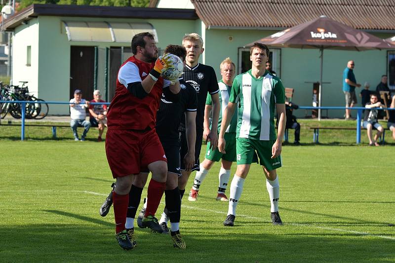 Fotbalisté Tlumačova (tmavé dresy) ve 23. kole I. B třídy skupiny doma přehráli Ostrožskou Novou Ves 4:0.