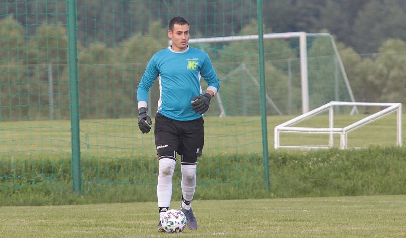 Fotbalisté Újezdu (ve žlutých dresech) zdolali Vysoké Pole 4:2 a před letní pauzou zůstali v čele Ligy4.