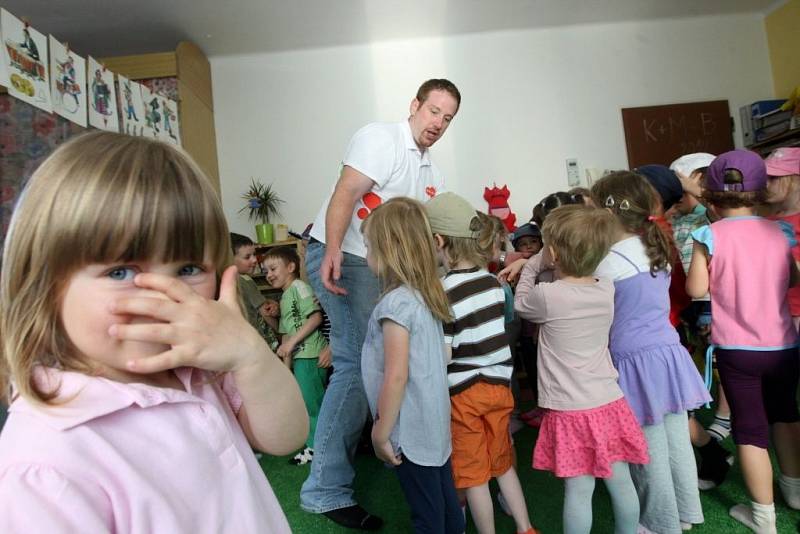 Steve Watts vyučuje angličtinu v mateřské školce Slovenská ve Zlíně.