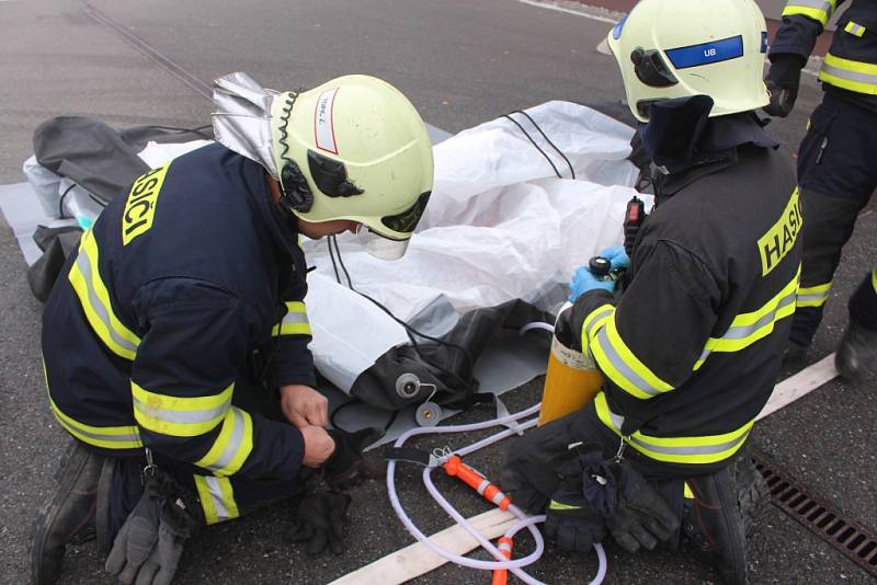 Hasiči k transportu nakažené ebolou použili biovak. Šlo o cvičení