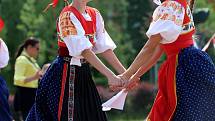 Dětský folklórní festival Májíček. XIII. ročník tradičního česko-slovenského festivalu dětských folklórních souborů před kostelem Panny Marie Pomocnice křesťanů na Jižních Svazích