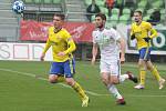 Fotbalisté Zlína (ve žlutých dresech) prohráli na hřišti předposlední Karviné 0:2