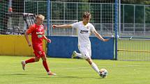 Fotbalisté Zlína B (bílé dresy) v sobotním přípravném zápase na Vršavě remizovali s juniorkou Zbrojovky Brno 2:2.