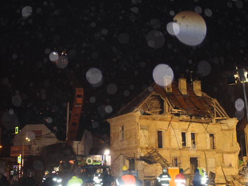 Strhávání střechy budovy na Sokolské ulici ve Zlíně. 