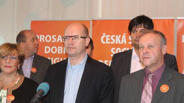 Bohuslav Sobotka a Antonín Seďa (vpravo)debatovali ve Zlíně i o krajském zdravotnictví