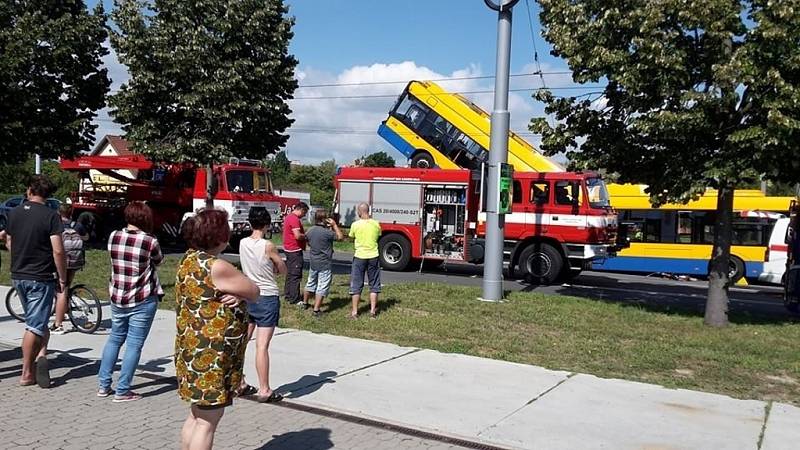 Situace na místě nehody trolejbusu v Otrokovicích-Kvítkovicích 