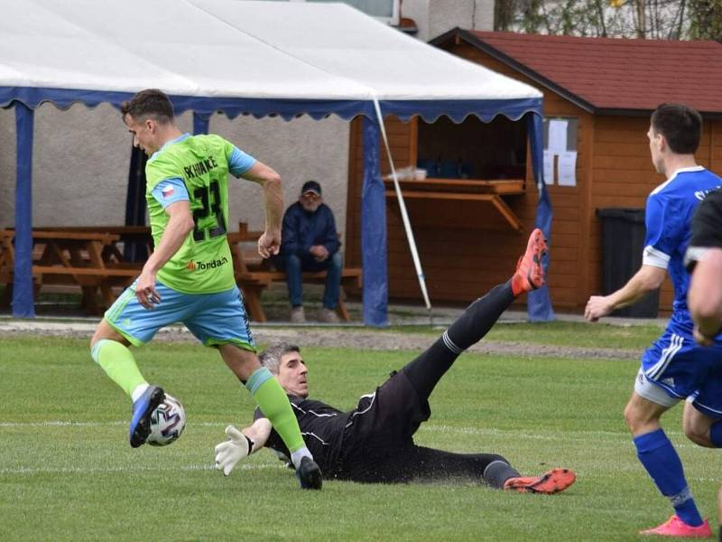 Po dvou úspěšných duelech tentokráte divizní fotbalisté Slavičína (v modrém) doma nestačili na Hranice. Lídru skupiny E podlehli po boji 1:4.