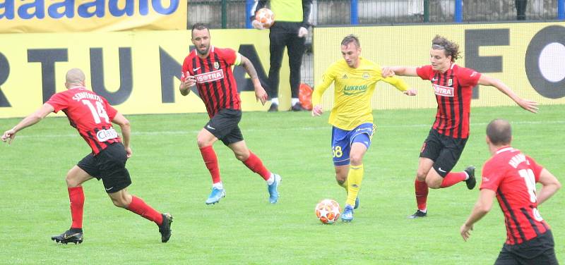 Fotbalisté Fastavu Zlín (ve žlutém) v úvodním kole Fortunba:ligy skupiny o záchranu hostili Slerzský FC Opava.