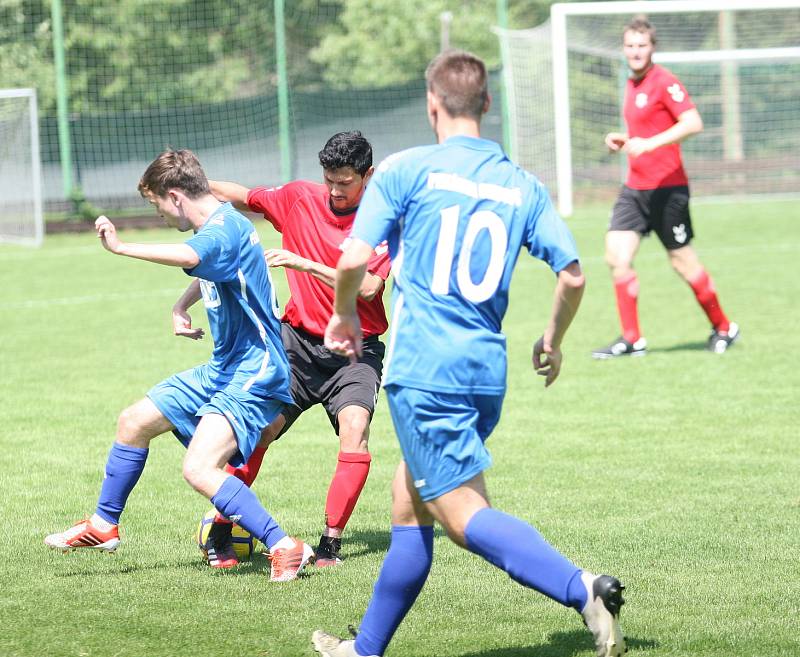 Fotbalisté Příluk (v červeném) doma ve 25. kole I. B třídy skupiny A nakonec porazili 2:1 rezervu Slavičína.