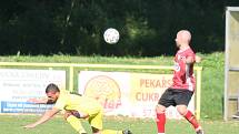 Fotbalisté Kvasic (v červeném) v 10. kole krajského přeboru naplno potvrdili roli favorita a před svými fanoušky jasně 4:0 porazili Nedašov.