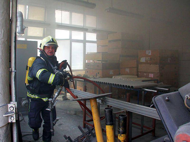 Škodu za deset tisíc korun napáchal požár, k němuž došlo v pátek 12. března v jednom z podniků v bývalém svitovském areálu.