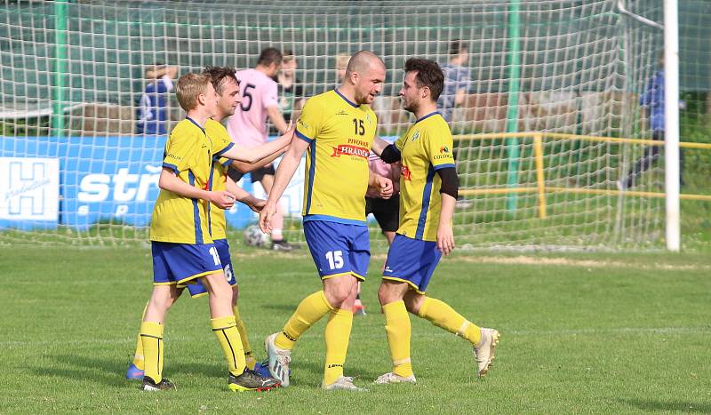 Fotbalisté Malenovic (růžové dresy) ve 21. kole I. B třídy sk. C remizovali se Starým Městem 3:3.