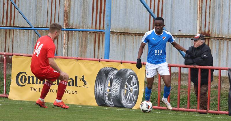 Fotbalisté Otrokovic (červené dresy) doma podlehli Baníku Ostrava "B" 1:4.