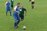 Slušovičtí fotbalisté (modré dresy) doma porazili Velké Karlovice 1:0.