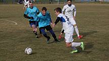 Fotbalisté Tlumačova (bílé dresy) v dohrávce 11. kola krajské I. B třídy skupiny C podlehli Polešovicím 0:2.