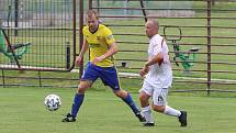 Fotbalisté Luhačovic (ve žlutých dresech) zvítězili na hřišti Sokola Veselá 4:3.