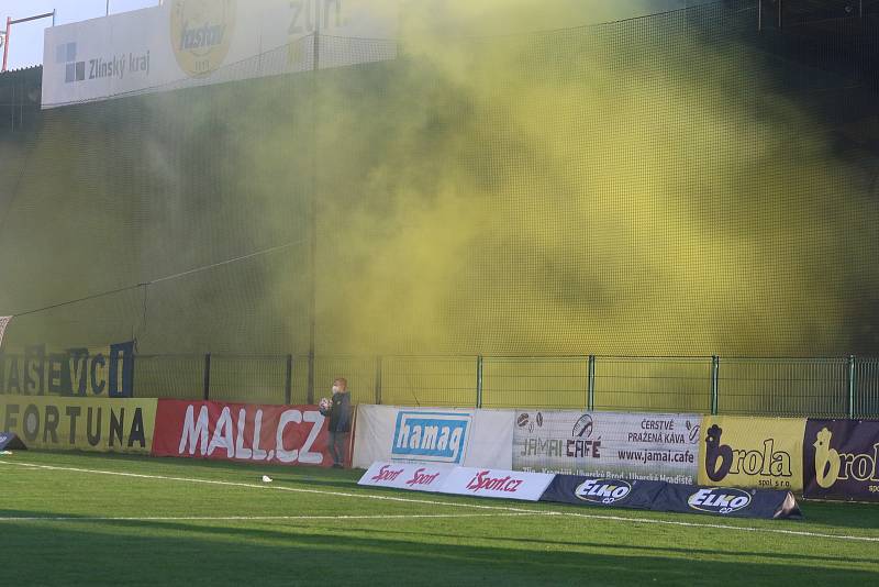 Fotbalisté Zlína (žluté dresy) ve 22. kole první ligy porazili Slovácko 1:0. Regionální derby rozhodl v 82. minutě obránce Martin Cedidla.