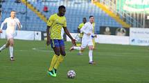 Fotbalisté Zlína (žluté dresy) ve 22. kole první ligy porazili Slovácko 1:0. Regionální derby rozhodl v 82. minutě obránce Martin Cedidla.