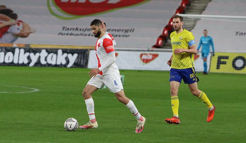 Fotbalisté Zlína (žluté dresy) se v boji o postup do čtvrtfinále MOL Cupu utkali s pražskou Slavií.