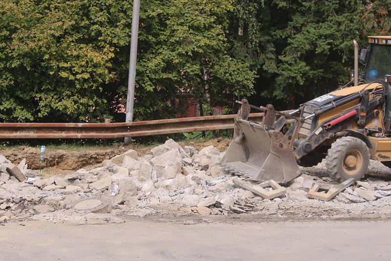 Opravy silnic v ulicích Česká a Pasecká a oprava mostu v ulici Klabalská, působí lidem komplikace.