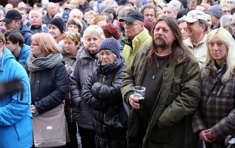 Velikonoční jarmark na náměstí Míru ve Zlíně.Koncert skupiny Fleret