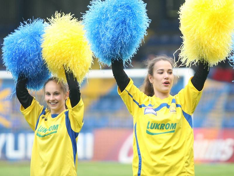 Fotbalisté Fastavu Zlín (ve žlutém) v rámci 26. kola v neděli hostili pražskou Duklu.