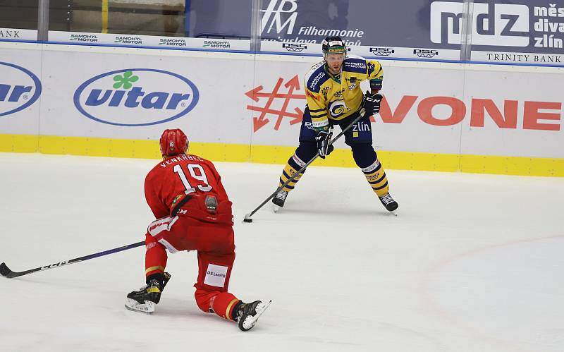 Hokejisté Zlína (žluto-modré dresy) ve středu prohráli s Prostějovem 1:2 po prodloužení.