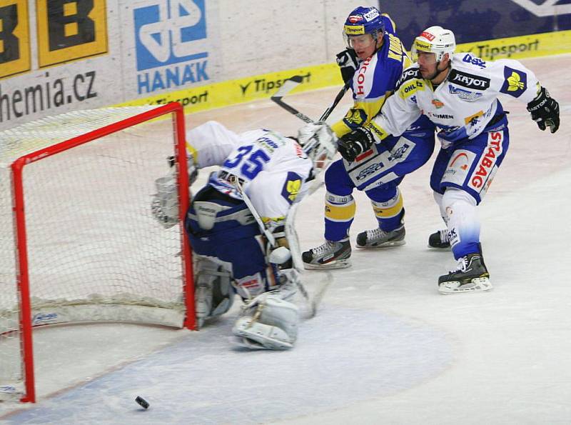 Extraligoví hokejisté Zlína se střetli v rámci 39. kola nejvyšší soutěže Kometu Brno. Pavel Kubiš (v modrém) v šanci před Trvajem. Brání jej Jozef Kováčik.