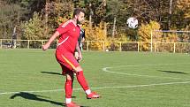 Fotbalisté Mladcové (červené dresy) v šlágru víkendu I.B. třídy skupiny B porazili Lužkovice 4:0.