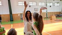 Jedinečnou možnost zatrénovat si se špičkovým sportovcem – českou badmintonovou jedničkou Adamem Mendrekem – měli ve středu žáci ZŠ Slušovice.