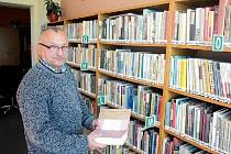 Miroslav Častulík (na snímku) svědomitě spravuje knihovnu ve Vlachově Lhotě od roku 2005. Knihy i práci s nimi má podle svých slov velmi rád. 
