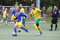 Fotbalisté Hvozdné (žluté dresy) zvítězili na hřišti Pasek 2:0, dotáhli se na lídra ze Štípy.