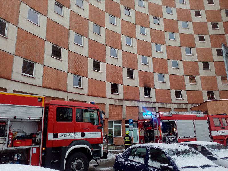 Strážníci David Korvas a Jaroslav Stoklásek vytáhli seniorku z hořícího bytu ve Zlíně na Jižních Svazích.