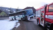 V Kladné-Žilín skončil autobus v příkopě