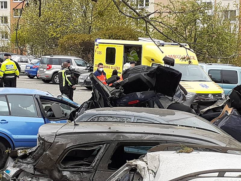 Řidič vylétl z komunikace, vozidlo málem rozpůlil o sloup a "přistál" na parkovišti. Zdemoloval u toho další čtyři auta.