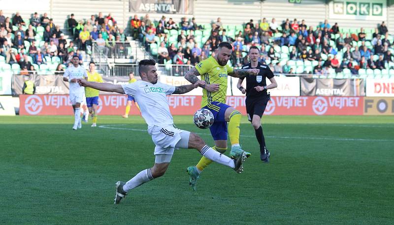 Fotbalisté Zlína (žluté dresy) v úvodním zápase nadstavbové části remizovali na hřišti poslední Karviné 1:1.