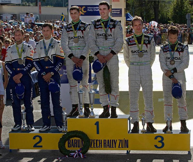 Zlínská Barum Czech Rally od neděle 28. srpna zná své vítěze, jsou jimi Jan Kopecký ( uprostřed pravo) se spolujezdcem Petrem Starým na vozu Škoda Fabia S2000.