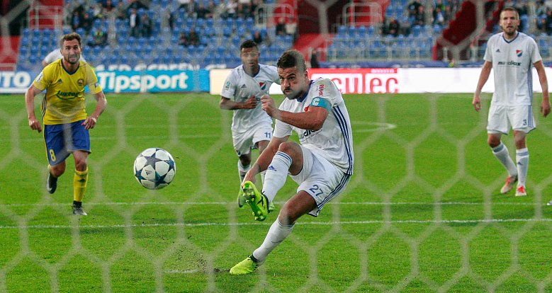 Milan Baroš proměňuje penaltu.