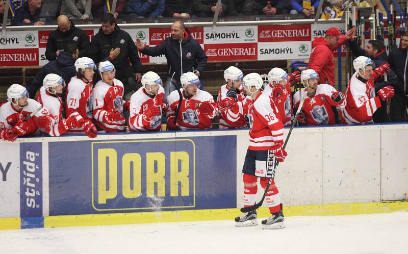 Extraligoví hokejisté Zlína (ve žlutém) v neděli ve 45. kole doma hostili Pardubice.