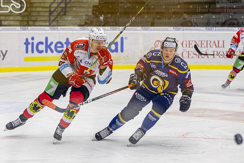 Extraligoví hokejisté PSG Berani Zlín (v modrém) v rámci 43. kola doma vyzvali Pardubice. Na snímku Dufek.