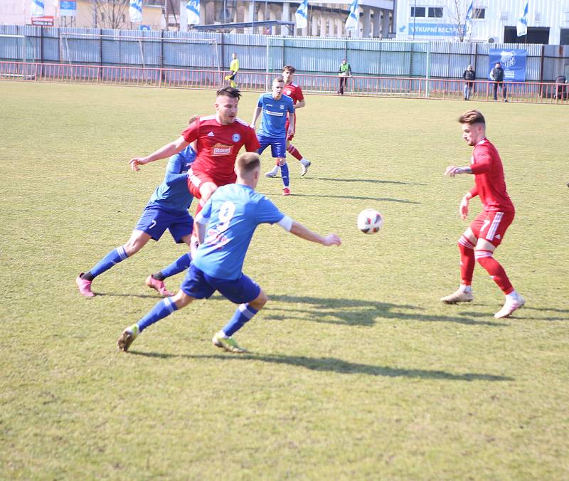 Fotbalisté Otrokovic (modré dresy) ve 20. kole MSFL prohráli s Olomoucí "B" prohráli vysoko 0:5.