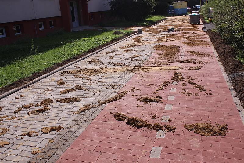 V ulici Jiráskova v Otrokovicích staví město cyklostezku.